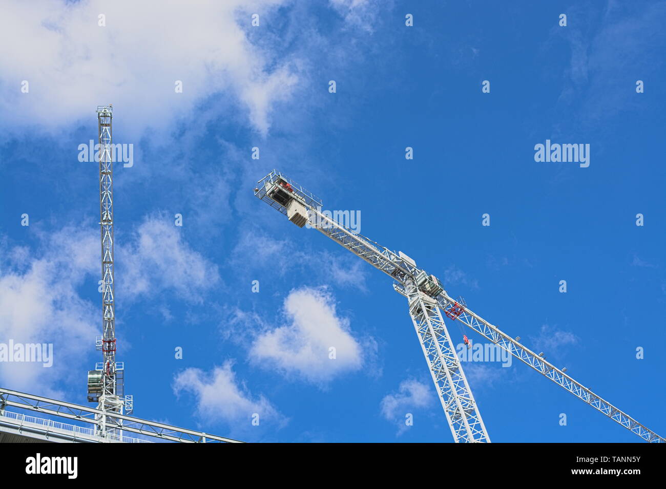 La costruzione di edifici e la gru. Blue sky. Foto Stock