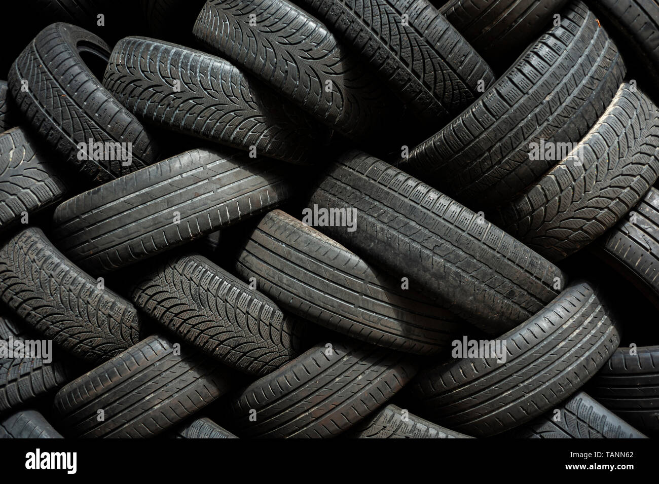 Pila di auto usate di pneumatici Foto Stock