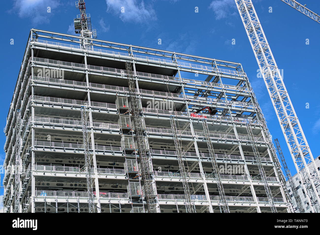 La costruzione di edifici e la gru. Blue sky. Foto Stock