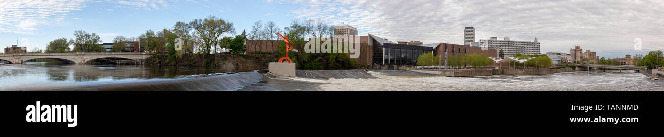 La città di South Bend, nello stato dell'Indiana, Stati Uniti d'America, come si vede dalle luci del fiume Plaza Foto Stock