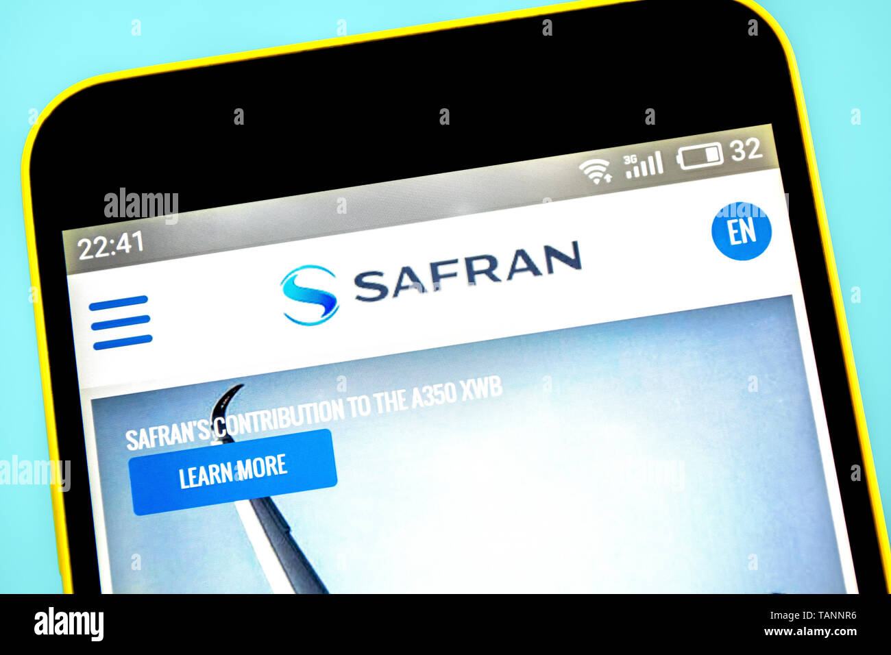 Berdyansk, Ucraina - 23 Maggio 2019: Safran aerospace website homepage. Safran logo visibile sullo schermo del telefono Foto Stock