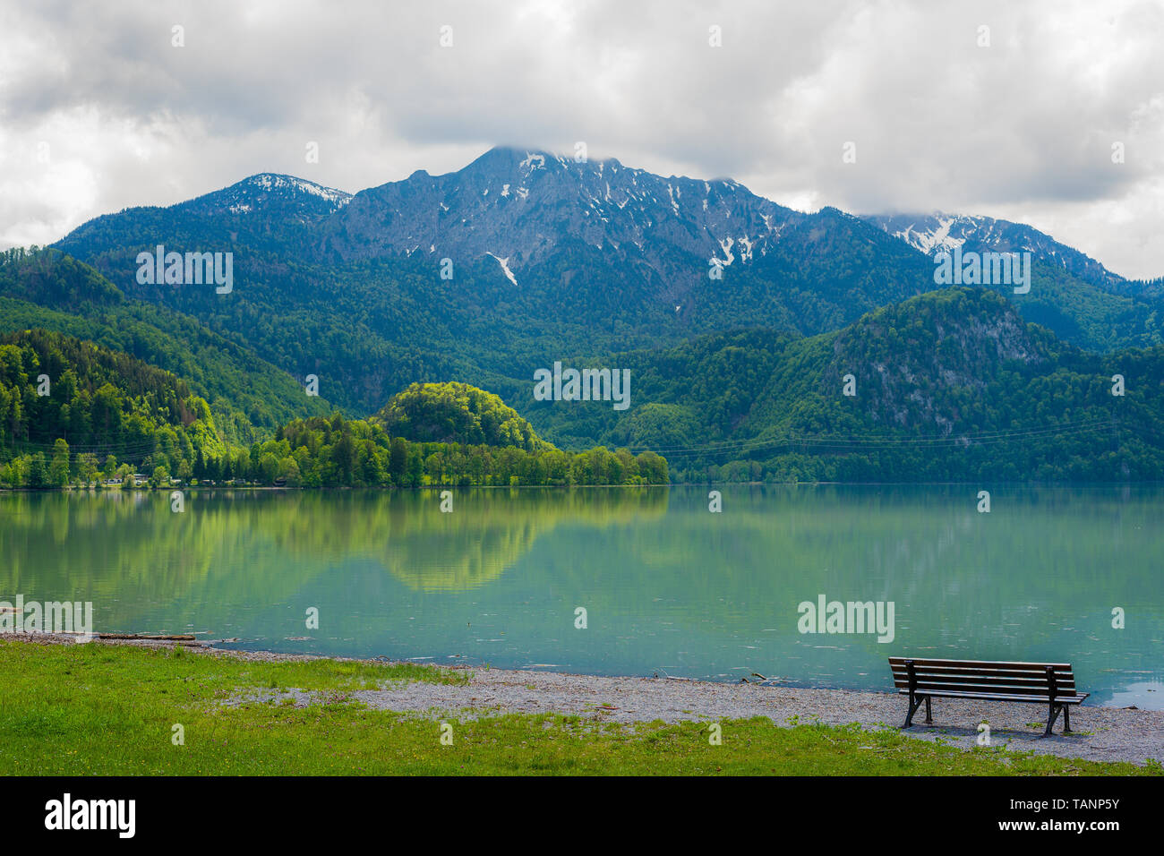 Bella vista sulla montagna e acqua riflettente in Baviera Foto Stock