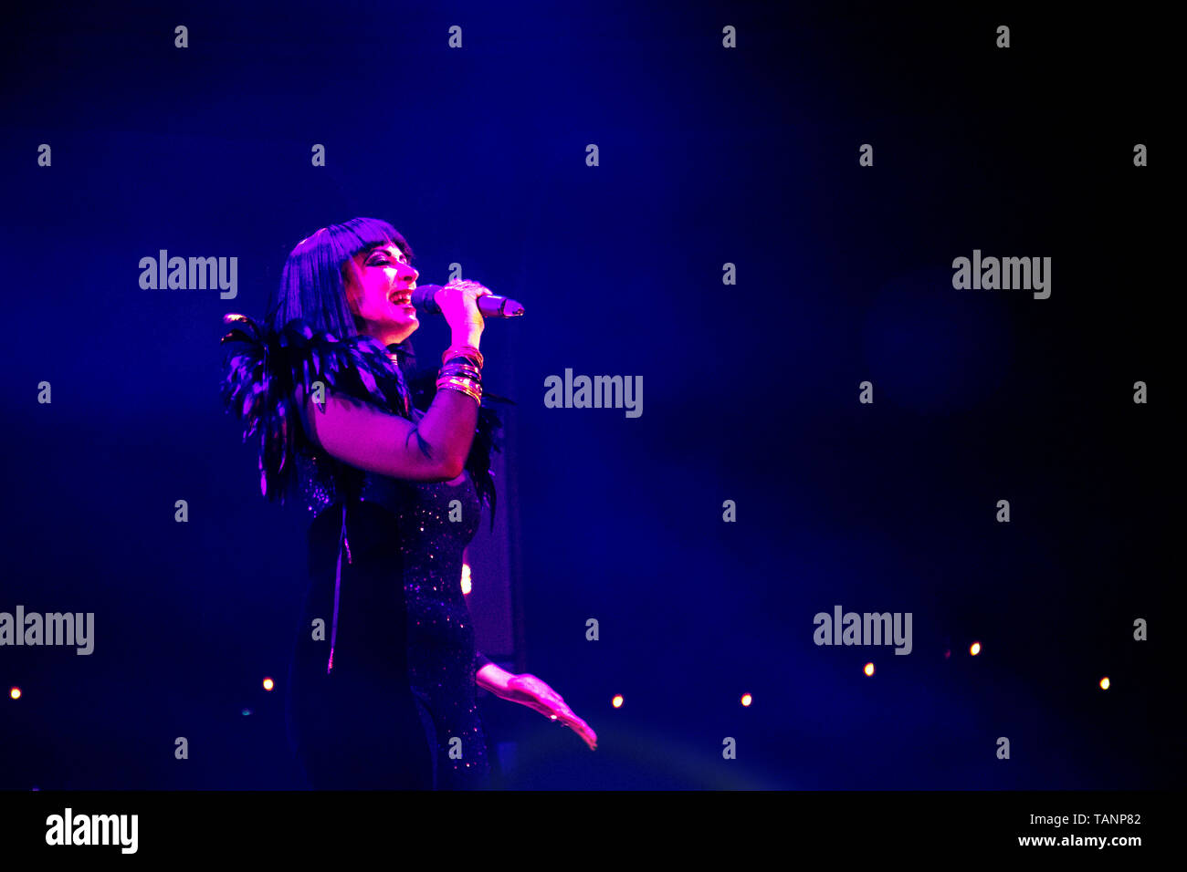 Bernie Dieter sul palco per poco la morte Club cabaret performance al Festival Underbelly, Southbank, London, Regno Unito Foto Stock