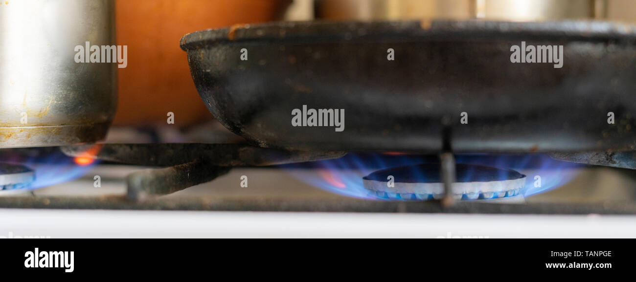 Lavoro eith obrn comburere gas e la padella con l'ebollizione il cibo gustoso in esso,home cotture Foto Stock
