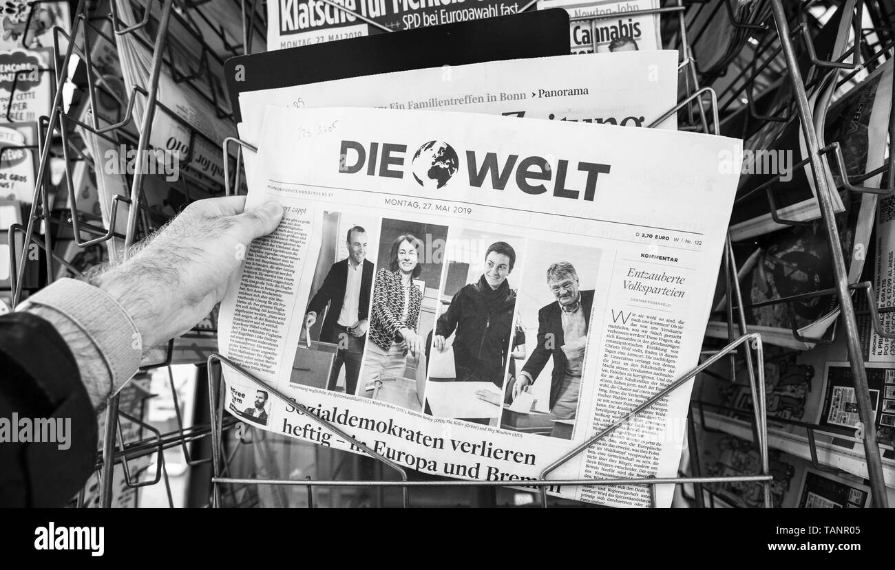 Strasburgo, Francia - 27 Maggio 2019: uomo con l'acquisto di Die Welt giornale pagina anteriore su strada premere chiosco edicola con i risultati del 2019 sulle elezioni per il Parlamento europeo in bianco e nero Foto Stock