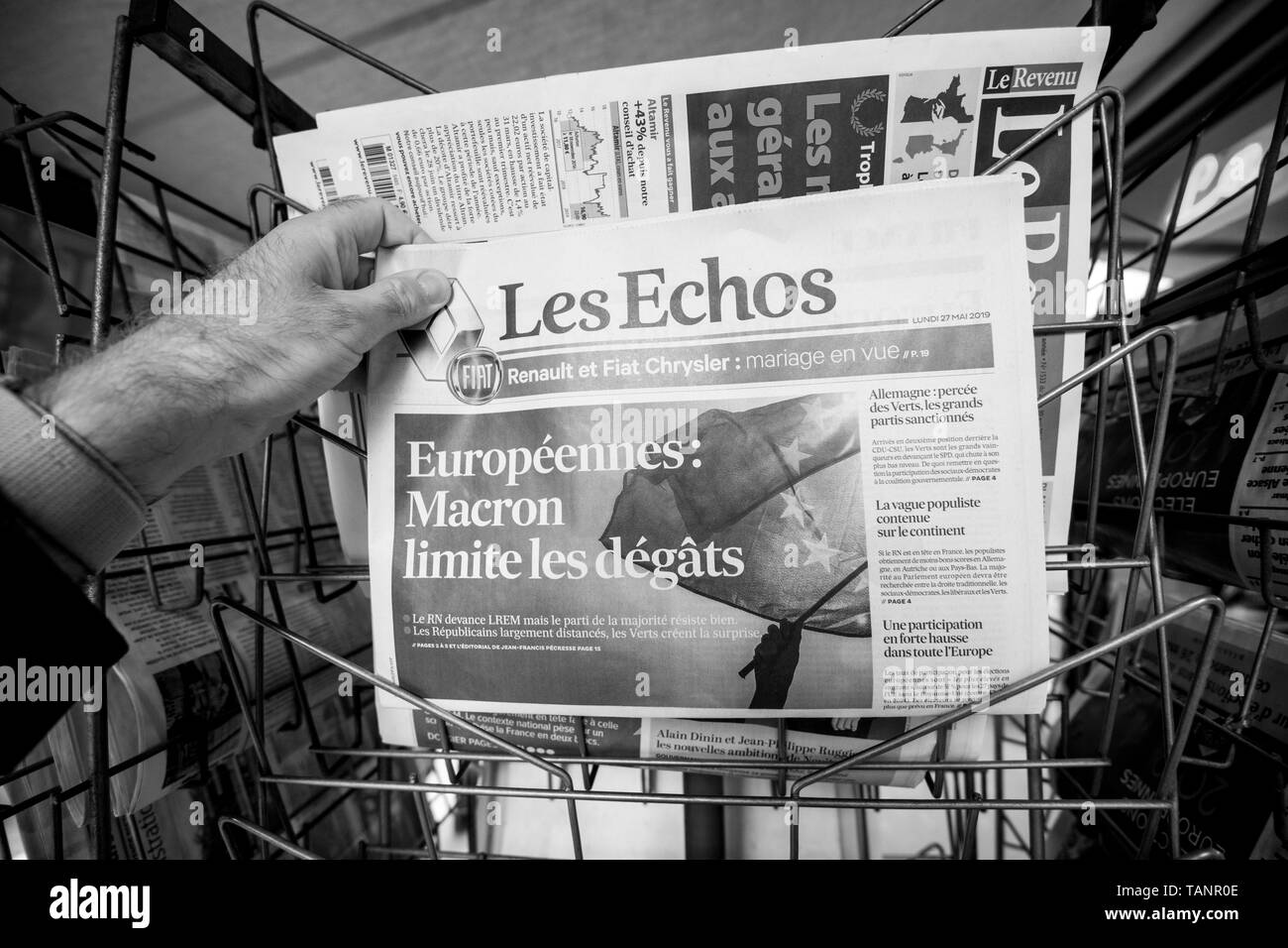 Strasburgo, Francia - 27 Maggio 2019: uomo con l'acquisto di Les Echos giornale pagina anteriore su strada premere chiosco edicola con i risultati del 2019 sulle elezioni per il Parlamento europeo in bianco e nero Foto Stock