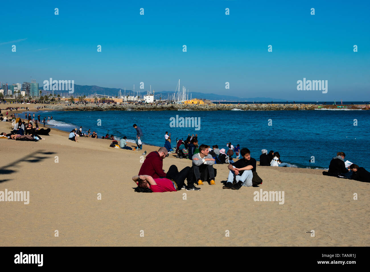 Barcellona, Spagna. Febbraio 10, 2019. Vista di La Barceloneta Beach su un soleggiato e caldo giorno d'inverno Foto Stock