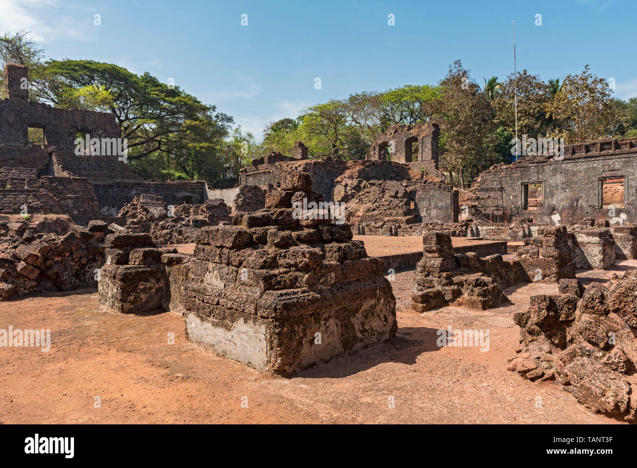 Gli scavi delle rovine della chiesa di Sant'Agostino, Old Goa, India Foto Stock
