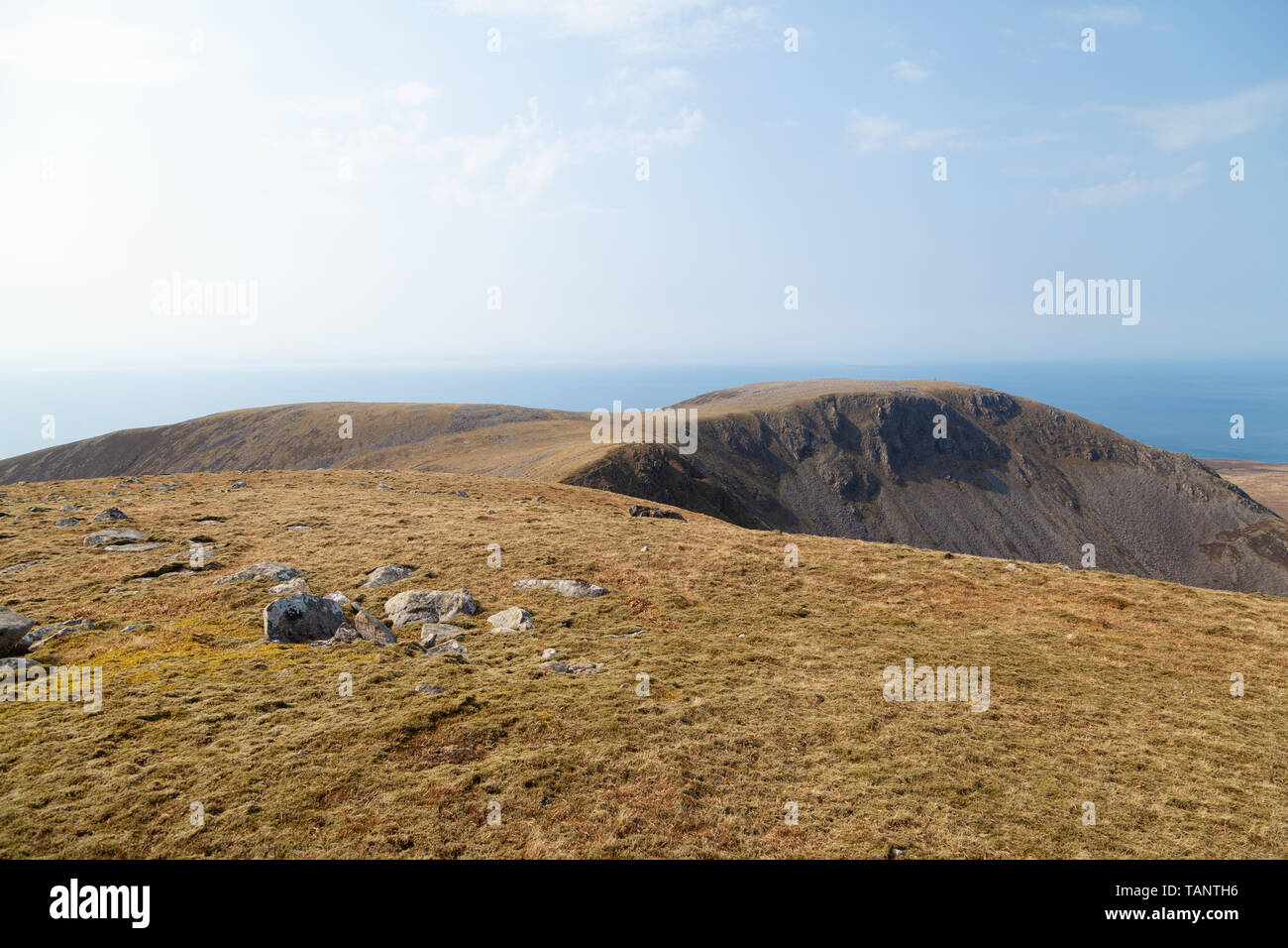 Guardando ad ovest dalla cima della collina Orval sull'Isola di rum in Scozia. Foto Stock