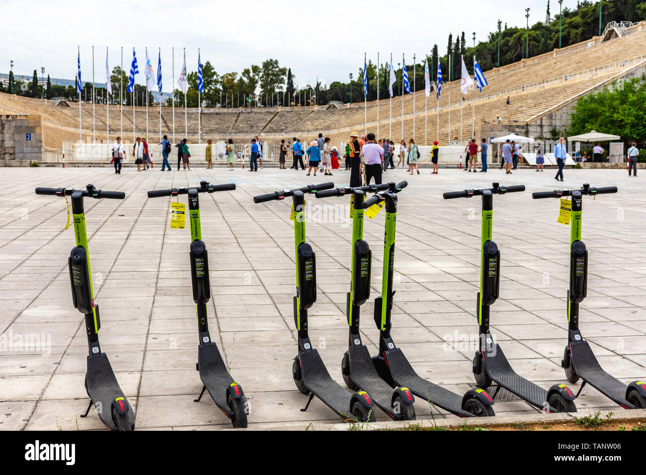 Scooter elettrici parcheggiato nel marciapiede davanti a Stadio Panateneico a Atene, Grecia Foto Stock