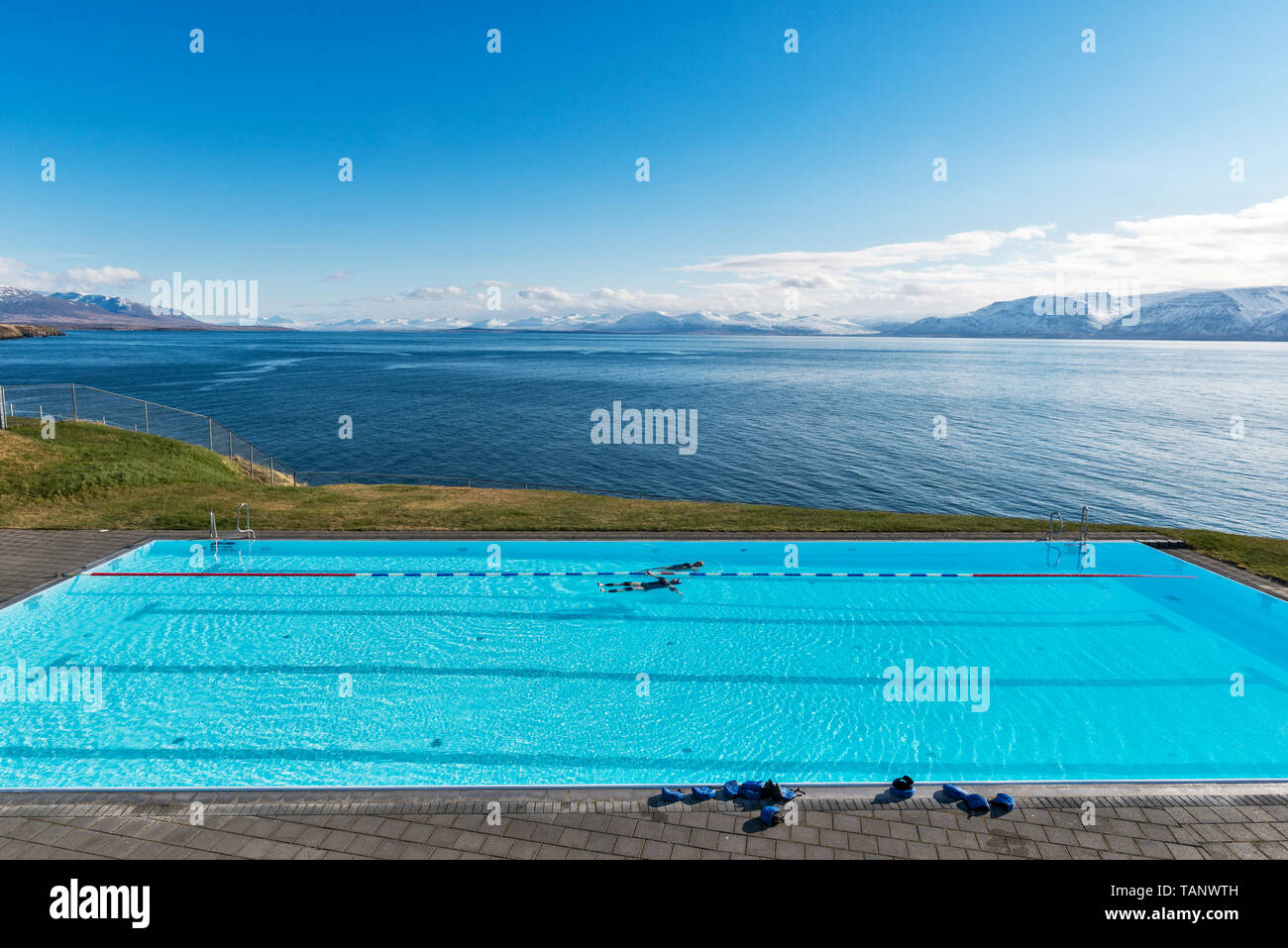 La piscina a Hofsós, Northwest Islanda. Una bella piscina termale esterna che si affaccia sul mare blu di Skagafjörður Foto Stock