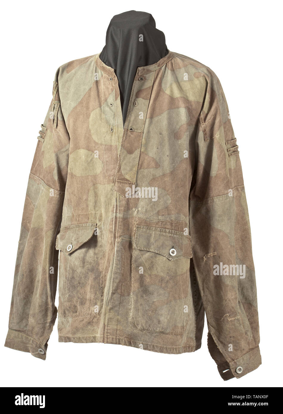 Un pizzo-up shirt M 42, versione alternativa non-design reversibile in italiano il camuffamento realizzato in panno tenda stampata su un solo lato con tasti in alluminio. Occhiello rinforzato placket sulla metà superiore con solo tre coppie di occhiello, dritto tasche saldamente con tasca cucita rivestimenti della stoffa di base e le alette curve fissato con un pulsante. Anelli di fissaggio per il camuffamento di materiale sulla parte superiore del corpo. I bracciali possono essere fissati utilizzando i pulsanti. Segni evidenti di utilizzo. storica, storica del xx secolo, 1930S, 1940s, Waffen-SS Divisione armati delle SS, servizio armato, armati, servizio Editorial-Use-solo Foto Stock