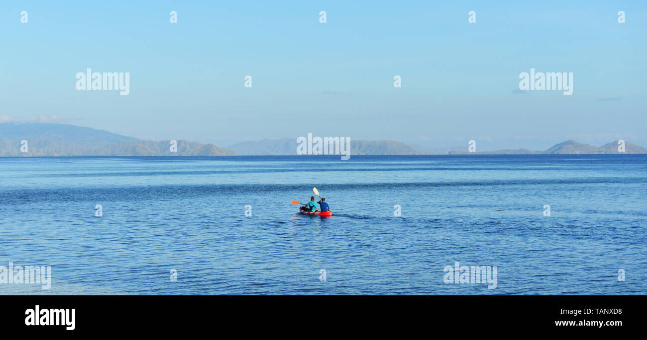 Kayak turistico da Sebayur Besar Island vicino a Labuan Bajo in Indonesia. Foto Stock