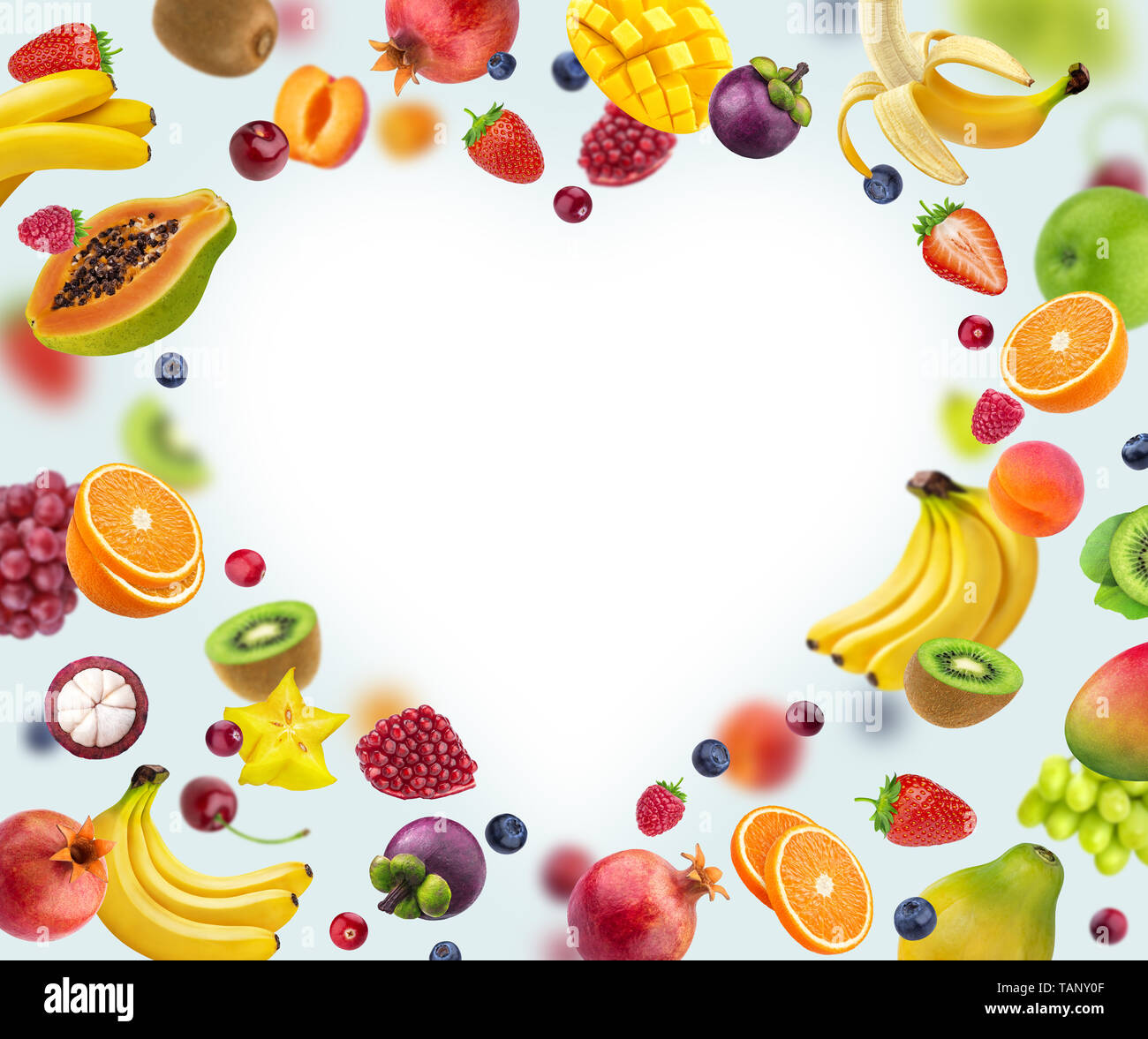 Forma di cuore cornice fatta di diversi tipi di frutta e bacche, isolati su sfondo bianco Foto Stock