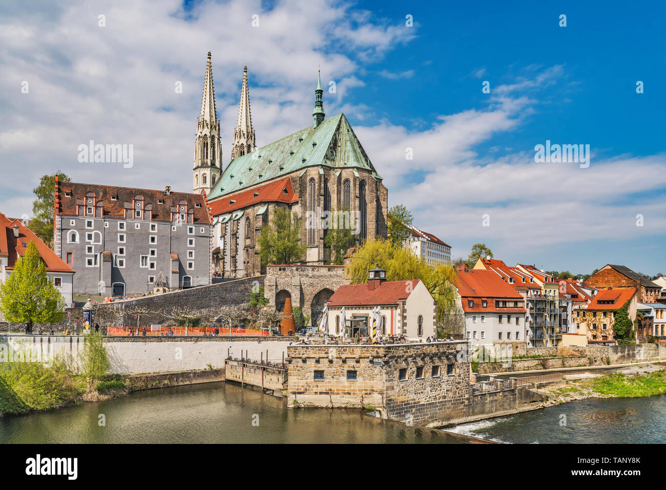 Vista sul fiume Neisse alla città vecchia di Goerlitz e la Peterskirche (St. Pietro), Goerlitz, in Sassonia, Germania, Europa Foto Stock