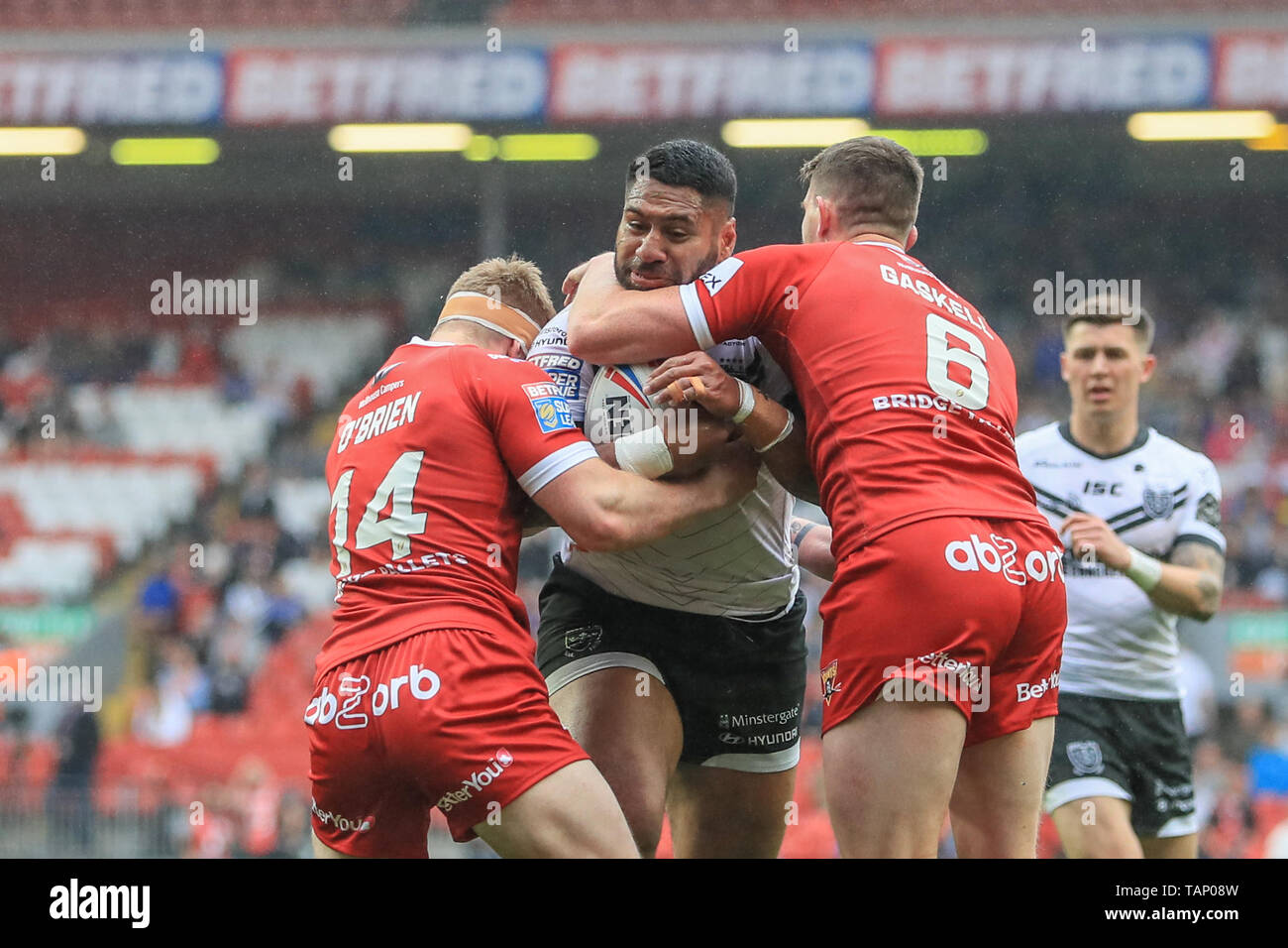 25 Maggio 2019 , Anfield Stadium, Liverpool, in Inghilterra; Dacia Magic Weekend, Betfred Super League Round 16, Hull FC vs Huddersfield Giants ; Mickey Paea (23) di scafo FC è affrontato da Adam O'Brien (14) di Huddersfield Giants e Lee Gaskell (6) di Huddersfield Giants Credito: Mark Cosgrove/news immagini Foto Stock