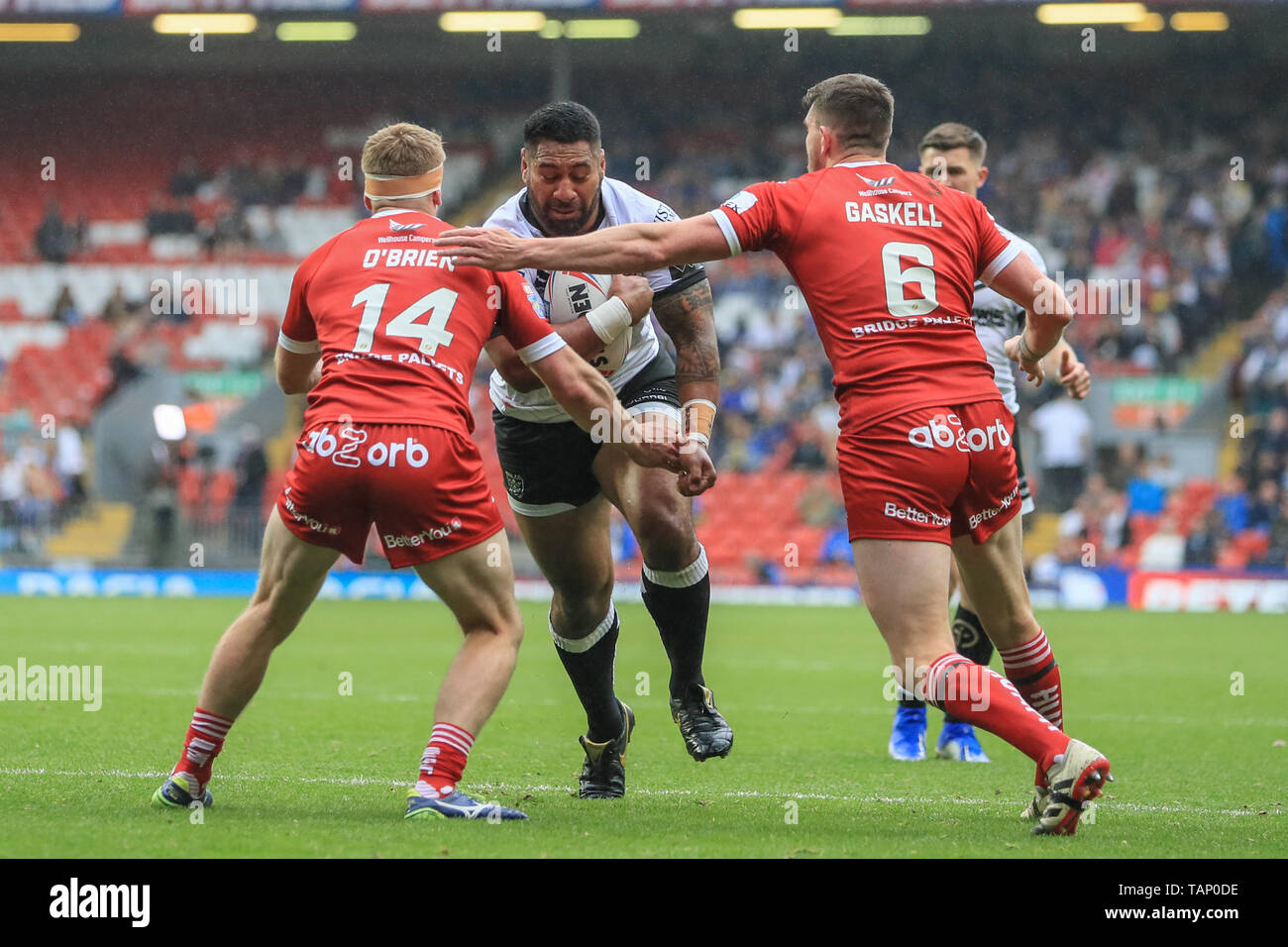 25 Maggio 2019 , Anfield Stadium, Liverpool, in Inghilterra; Dacia Magic Weekend, Betfred Super League Round 16, Hull FC vs Huddersfield Giants ; Mickey Paea (23) di scafo FC è affrontato da Adam O'Brien (14) di Huddersfield Giants e Lee Gaskell (6) di Huddersfield Giants Credito: Mark Cosgrove/news immagini Foto Stock