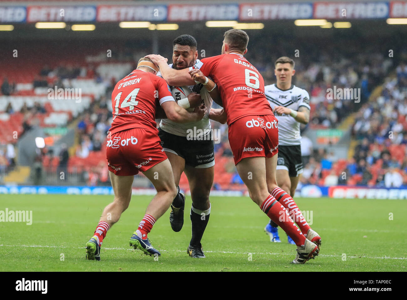25 Maggio 2019 , Anfield Stadium, Liverpool, in Inghilterra; Dacia Magic Weekend, Betfred Super League Round 16, Hull FC vs Huddersfield Giants ; Mickey Paea (23) di scafo FC è affrontato da Adam O'Brien (14) di Huddersfield Giants e Lee Gaskell (6) di Huddersfield Giants Credito: Mark Cosgrove/news immagini Foto Stock