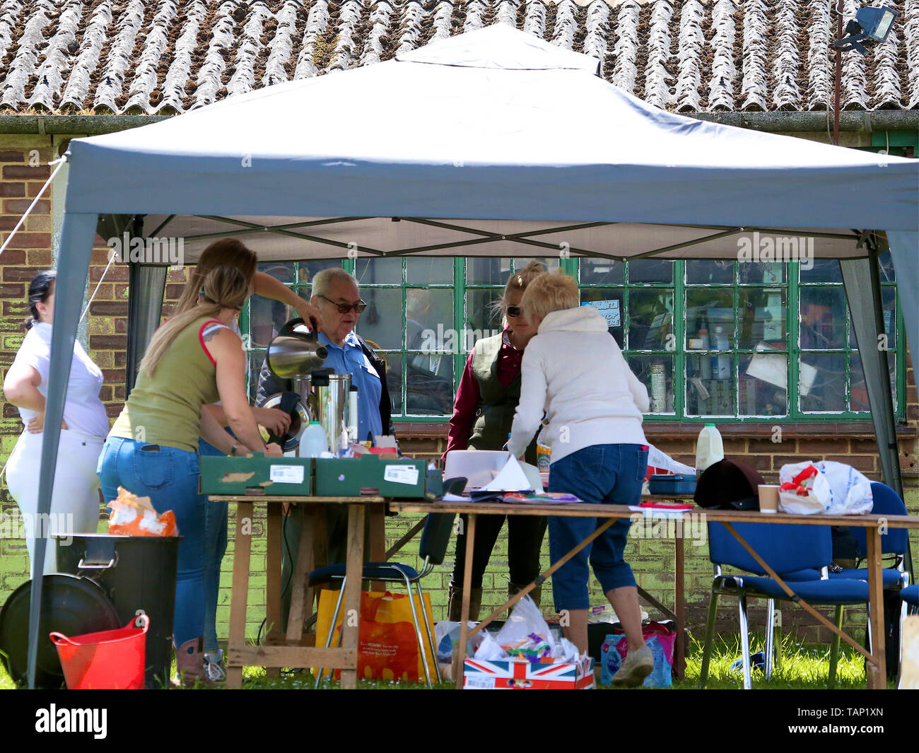 Sono le persone che fanno il tè sotto un gazebo in un paese Horse Show nel Kent. Regno Unito Foto Stock