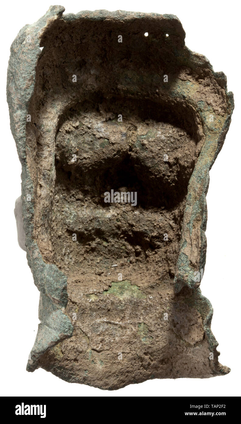 Una testa romana di un Africano maschio con funzioni di negroid, 2° - 3° secolo frammento di un bronzo balsamarium. Completamente preservato la faccia di un uomo nero con vetro intarsiato di allievi. Anche il rame intarsi in corrispondenza dei bordi delle labbra. Intorno al collo una scanalatura che ha tenuto il materiale ad inserti per il ruolo di una collana. Ampia naso e grandi labbra. Grossolanamente capelli modellato. Sulla parte superiore sinistra di un a palmette, sul quale l'anello della maniglia mancante è stato saldato. Superficie leggermente corroso. Bene anche oliva-patina verde. Altezza 10,5 cm. Lo stile eccellente di alta qualità con distintivi po, Additional-Rights-Clearance-Info-Not-Available Foto Stock