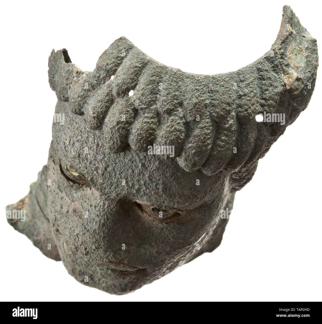 Una testa romana di un Africano maschio con funzioni di negroid, 2° - 3° secolo frammento di un bronzo balsamarium. Completamente preservato la faccia di un uomo nero con vetro intarsiato di allievi. Anche il rame intarsi in corrispondenza dei bordi delle labbra. Intorno al collo una scanalatura che ha tenuto il materiale ad inserti per il ruolo di una collana. Ampia naso e grandi labbra. Grossolanamente capelli modellato. Sulla parte superiore sinistra di un a palmette, sul quale l'anello della maniglia mancante è stato saldato. Superficie leggermente corroso. Bene anche oliva-patina verde. Altezza 10,5 cm. Lo stile eccellente di alta qualità con distintivi po, Additional-Rights-Clearance-Info-Not-Available Foto Stock