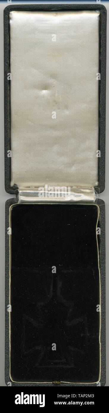 Un cavaliere del Cross della croce di ferro - la parte anteriore è prodotta e resa presentazione caso del Korvettenkapitän Georg Pinkepank modificati, indossato cavaliere del Cross della croce di ferro di seconda classe sul originariamente collo personalizzato nastro. L'anello sulla croce di ferro ritorti, l'anello di sospensione piegato in una verticale di forma ovale, il collo cucito a nastro con una fascia elastica. Con un ulteriore del cavaliere del collo trasversale di nastro e presentazione caso (la copertura della cerniera in qualche modo danneggiato) con angoli arrotondati e linee in rilievo. Include due estratti dal Pinkepank certificato del libro dalla Deutsche Sch, Editorial-Use-solo Foto Stock