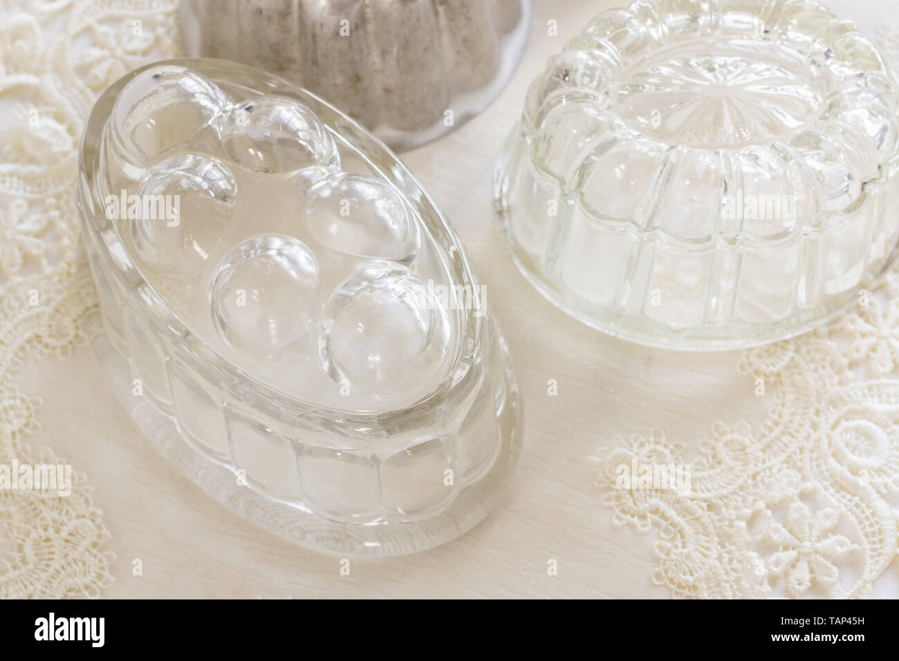 In vecchio stile in vetro e alluminio jelly o blando documento stampi per la produzione di gelatine tradizionali Foto Stock