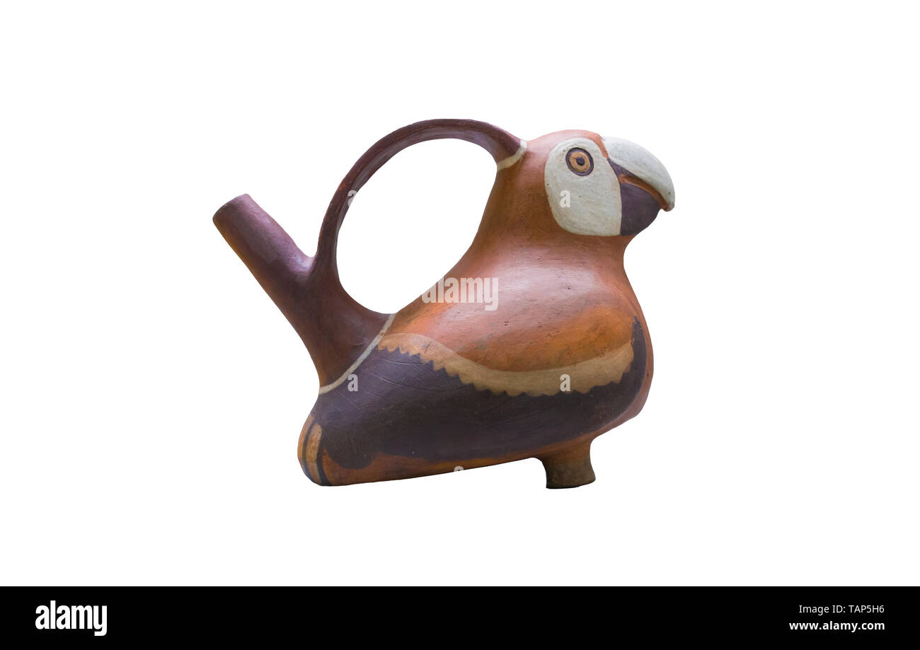 Madrid, Spagna - Settembre 8th, 2018: nave scultoreo raffigurante il un pappagallo della cultura Moche, antico Peru. Museo delle Americhe, Madrid, Spagna Foto Stock