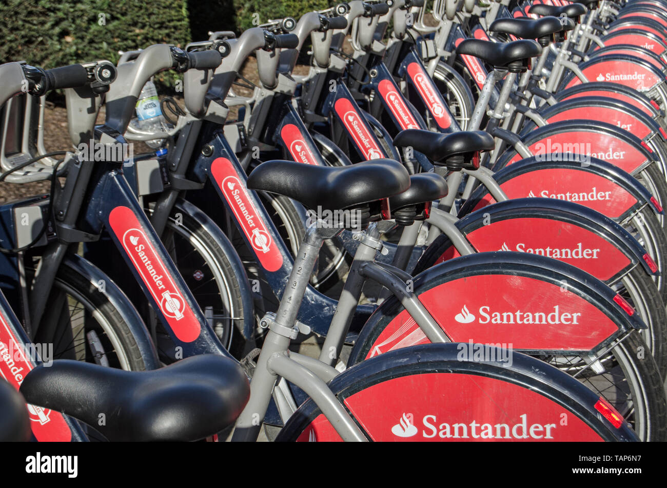 LONDON, Regno Unito - 28 gennaio 2016: un cesto pieno di trasporto pubblico biciclette sponsorizzato dalla società di banca Santander. Foto Stock