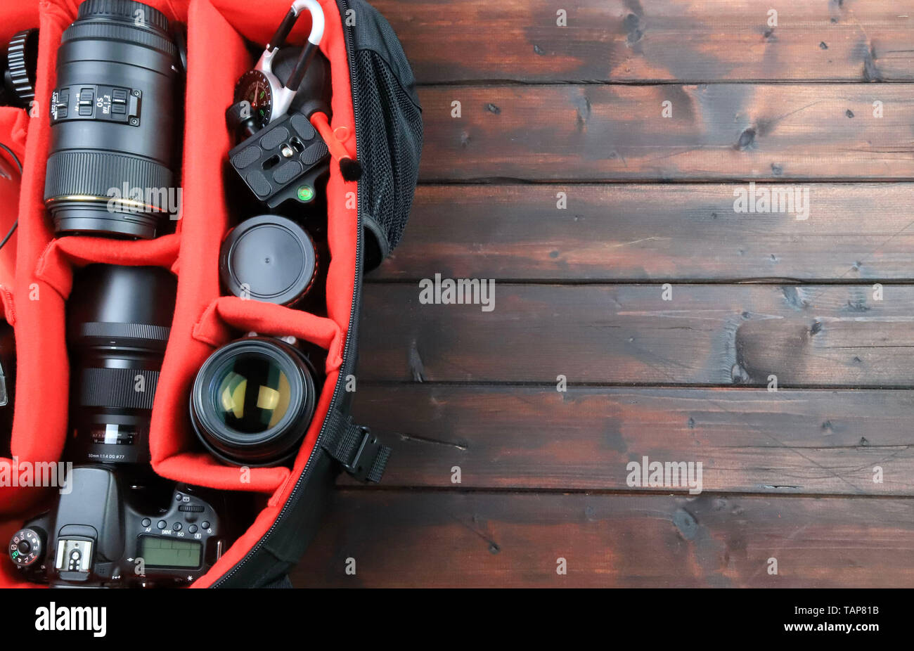 Accessori per fotocamera reflex digitale sul tavolo di legno Foto Stock