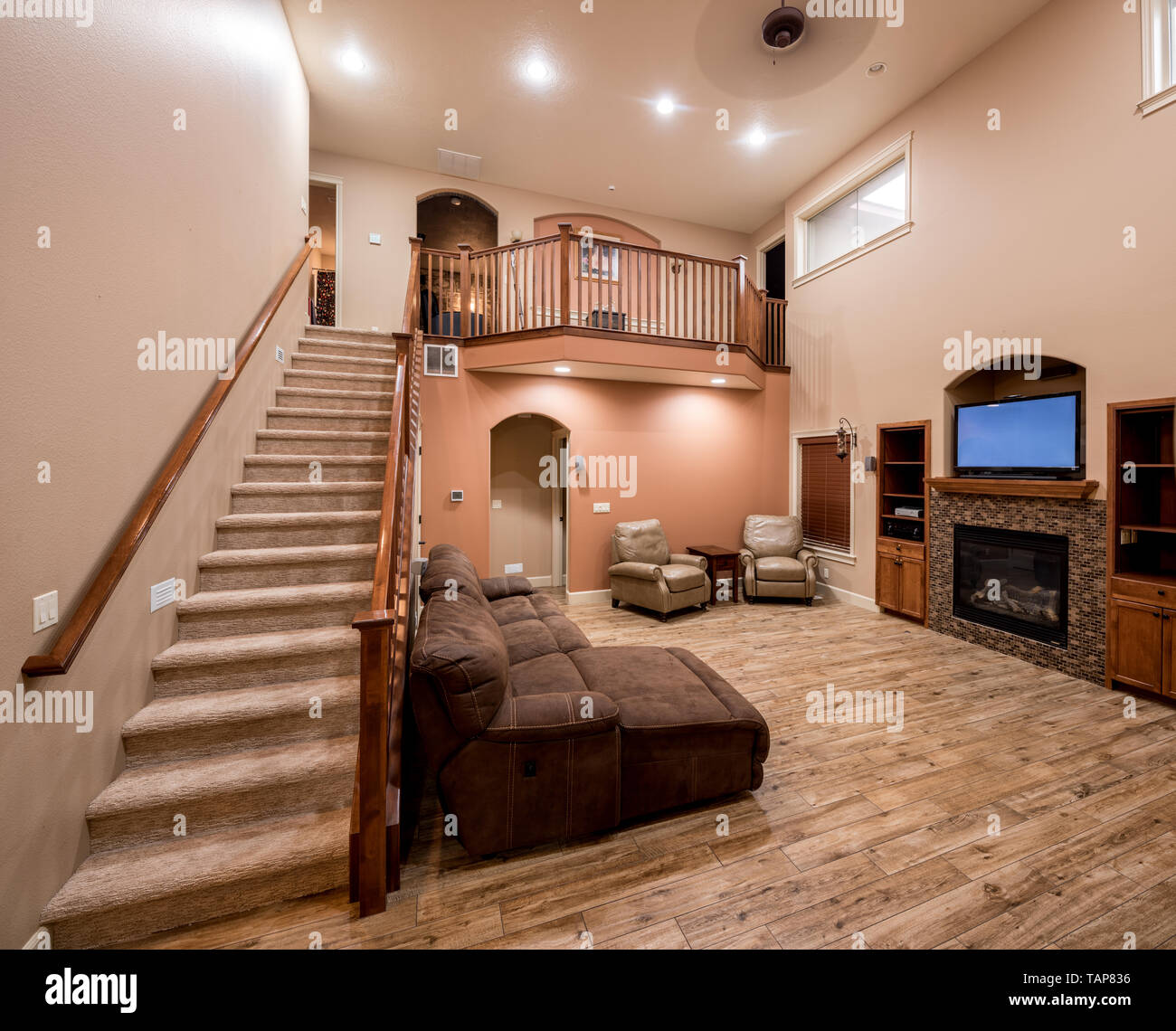 Pianale di legno in una zona soggiorno in un case interno Foto Stock