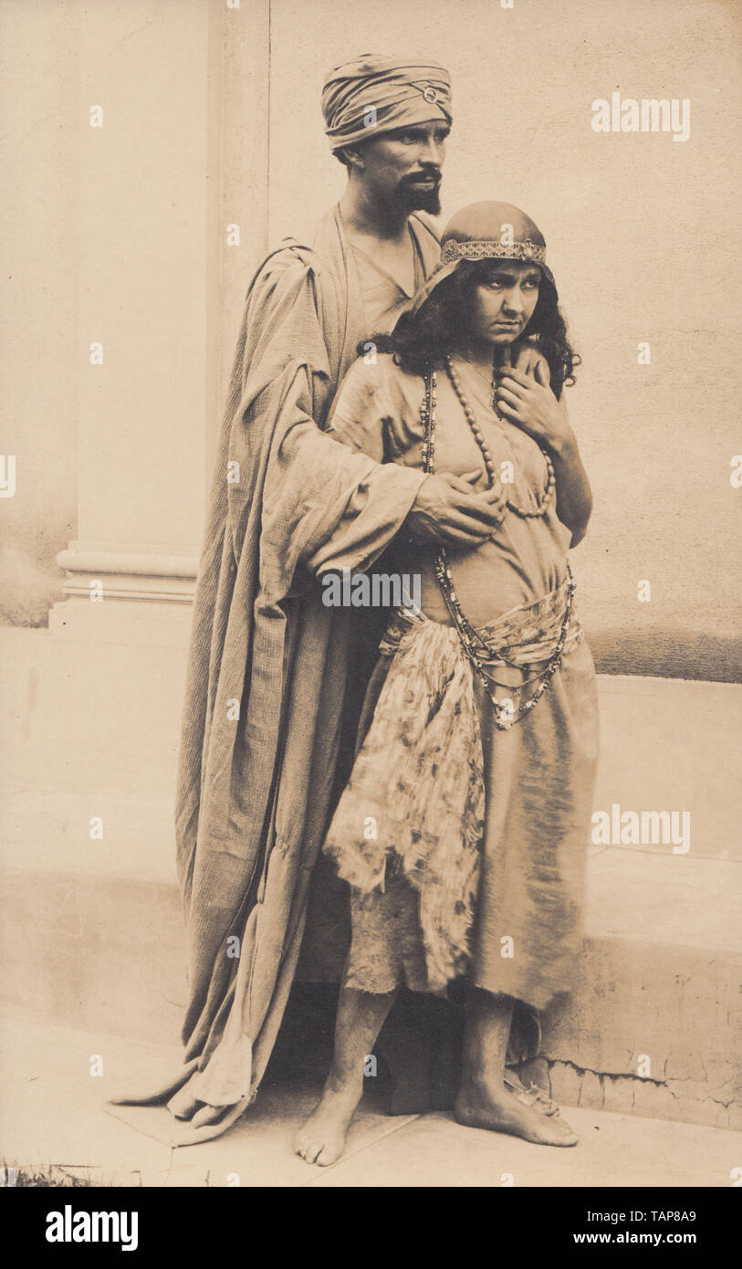 Vintage Cartolina fotografica che mostra gli attori Malcolm Morley e  Adelaide Byrd in una recita teatrale chiamato le tende degli Arabi Foto  stock - Alamy