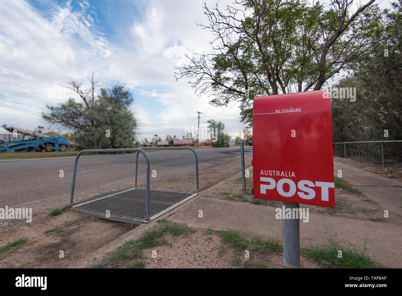 Una casella di posta al di fuori dell'Australia Post Office nella città di Burren Junction, Australia, popolazione 276 (2016) che era stato aperto il 16 maggio 1904 Foto Stock