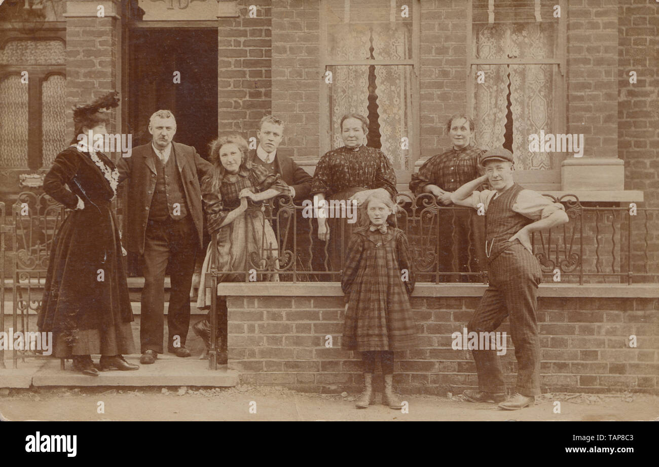 L'annata 1908 Edwardian Cartolina fotografica che mostra gli occupanti / residenti che pongono al di fuori della loro Blackpool Lancashire Home. Foto Stock