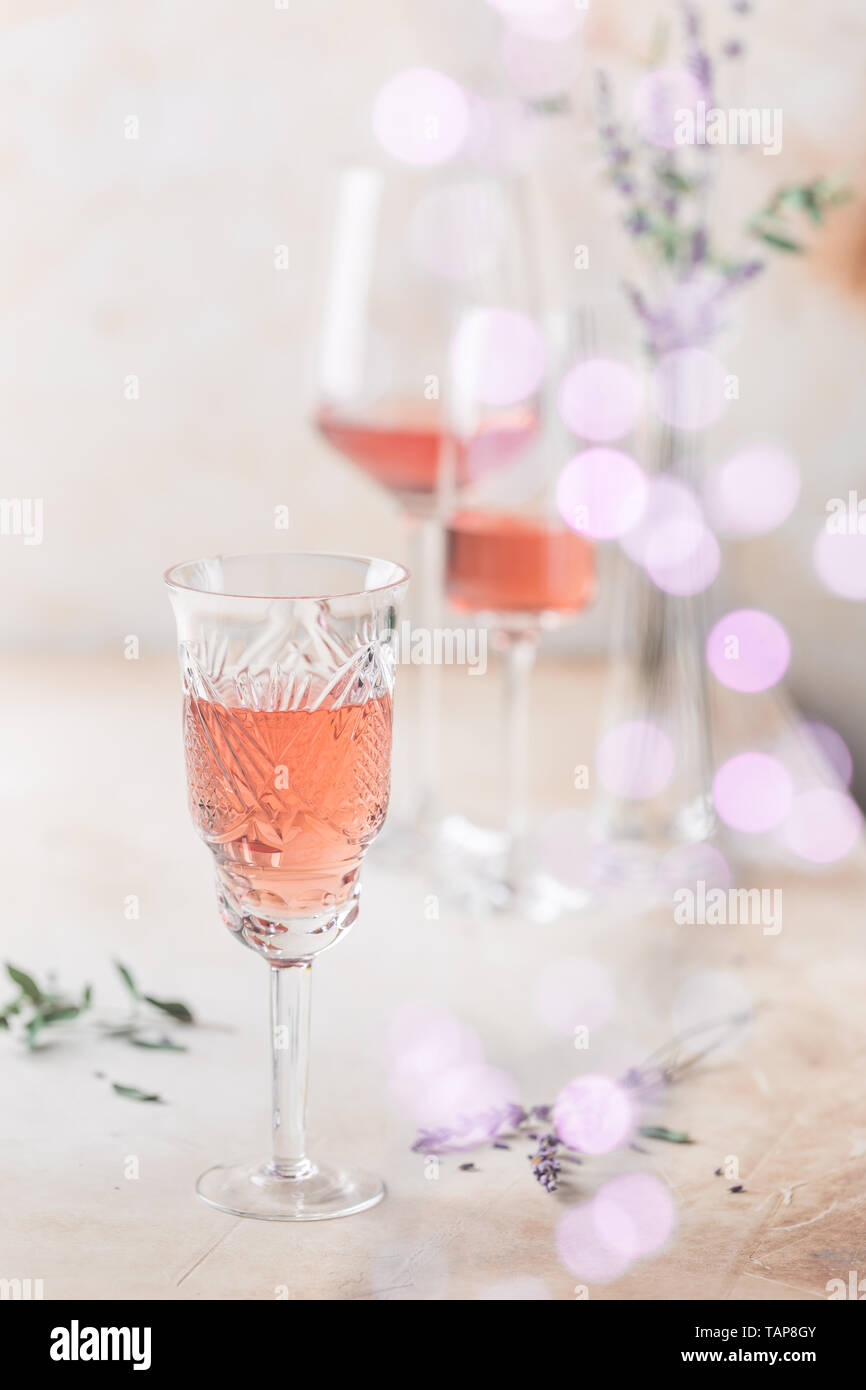 Forme diverse di bicchieri di vino rosato su sfondo chiaro. Foto Stock