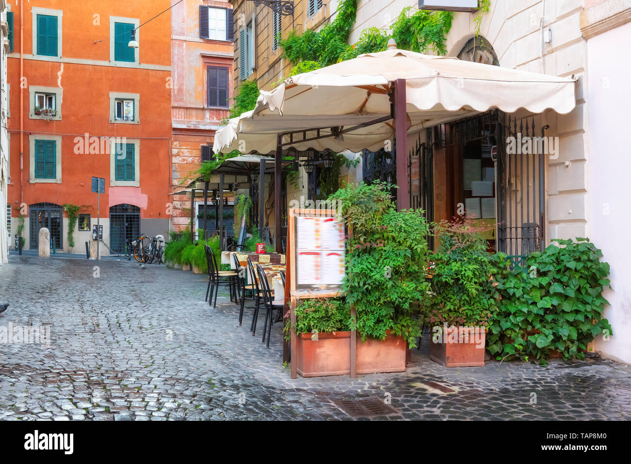 Accogliente old street in Trastevere a Roma, Italia. Foto Stock