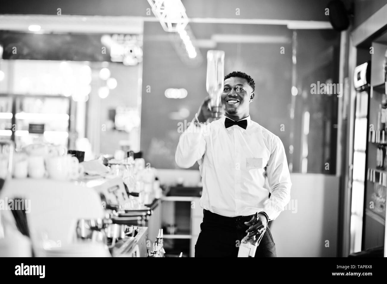 African American barista presso il bar flair in azione, lavorando dietro il cocktail bar. Bevanda alcolica preparazione. Foto Stock