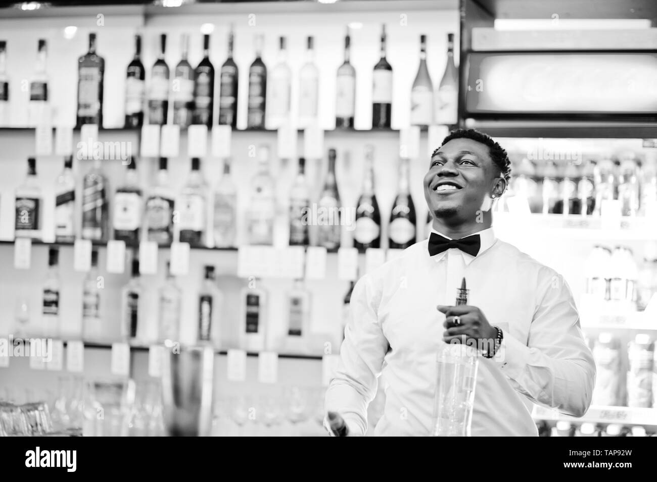 African American barista presso il bar flair in azione, lavorando dietro il cocktail bar. Bevanda alcolica preparazione. Foto Stock