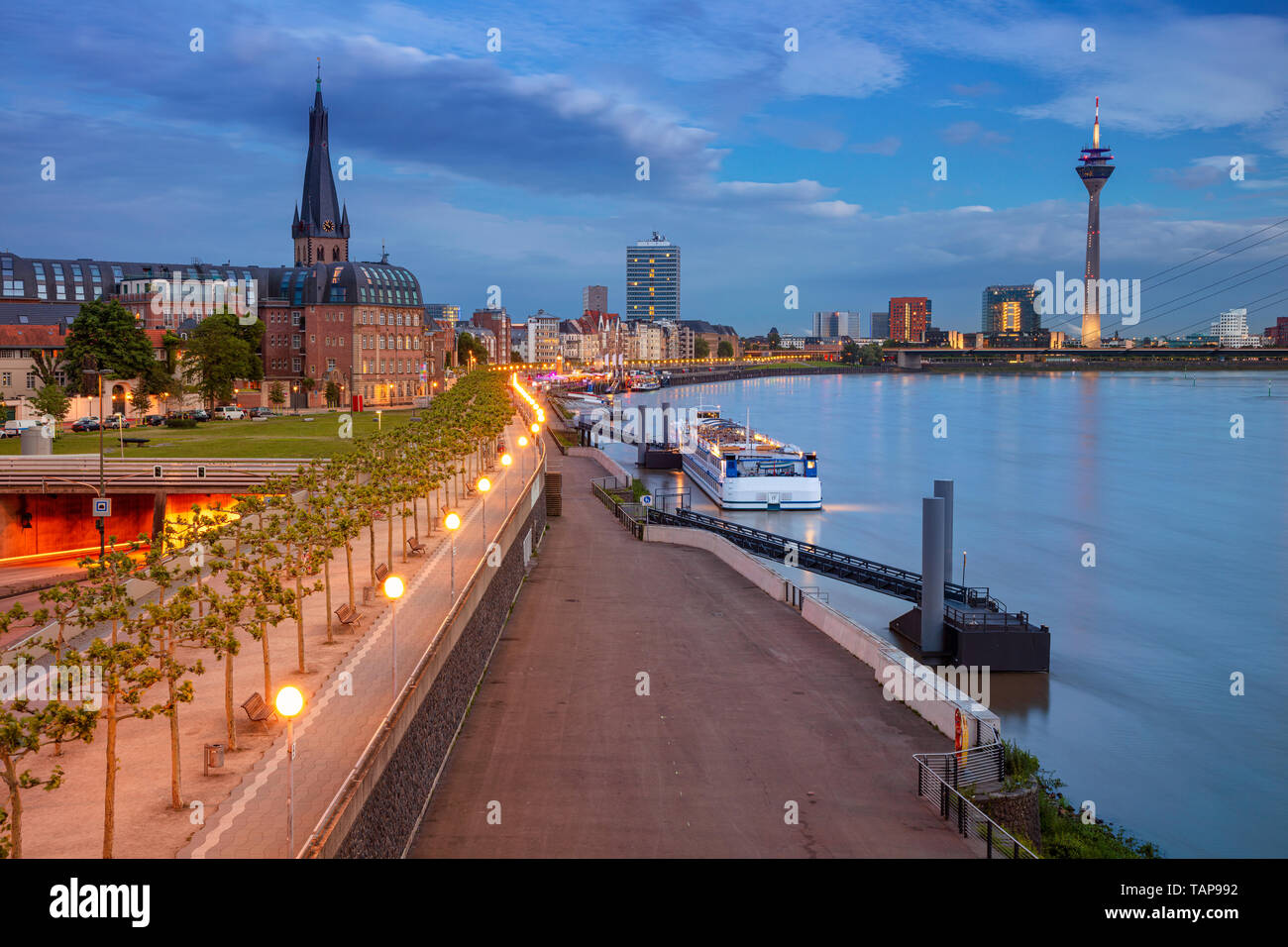 Dusseldorf, Germania. Immagine del paesaggio urbano del fiume Düsseldorf, Germania con il fiume Reno al tramonto. Foto Stock
