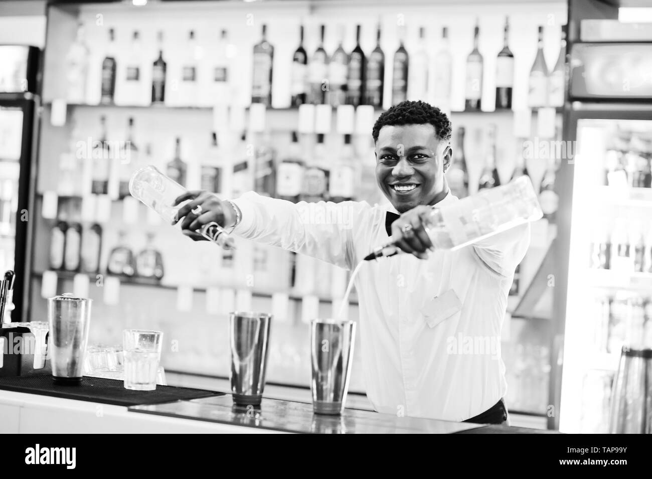African American barista lavorando dietro il cocktail bar. Bevanda alcolica preparazione. Foto Stock