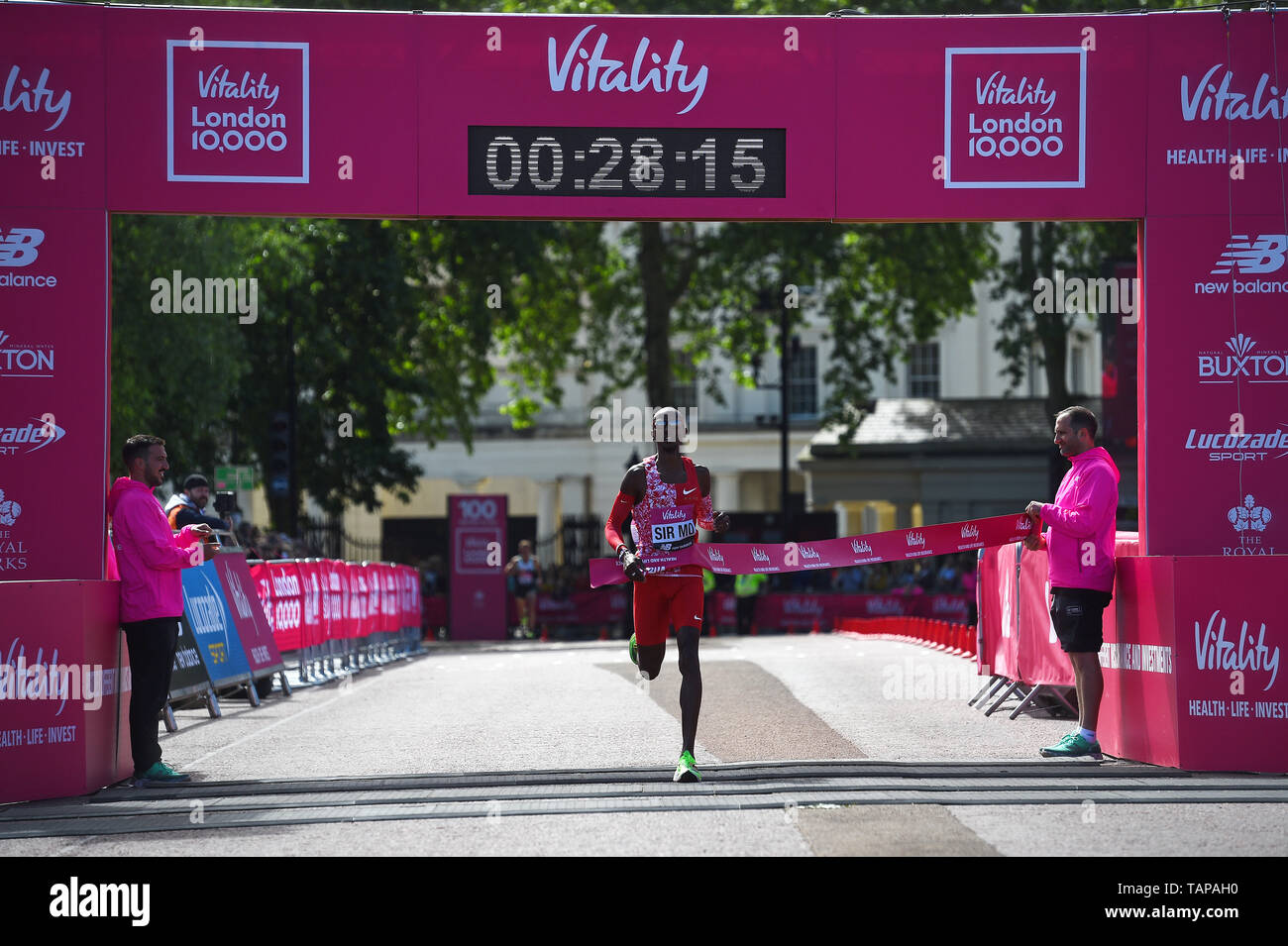 Sir Mo Farah vince il Uomini Elite gara durante la vitalità Londra 10.000. Foto Stock