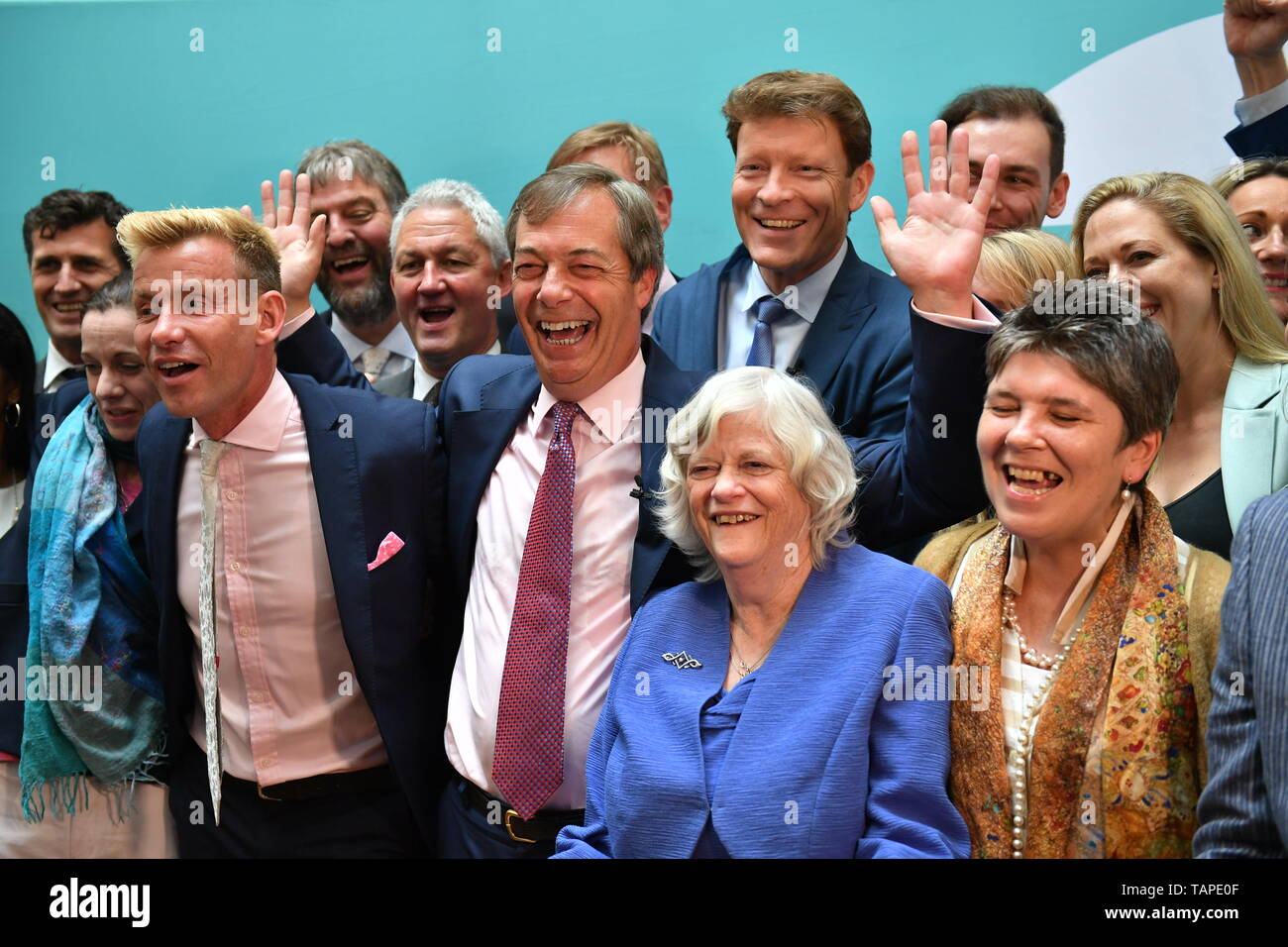 Brexit Party leader Nigel Farage con il neoeletto brexit parte deputati durante un post elezione conferenza stampa per il Partito Brexit al Carlton House terrazza a Londra. Foto Stock