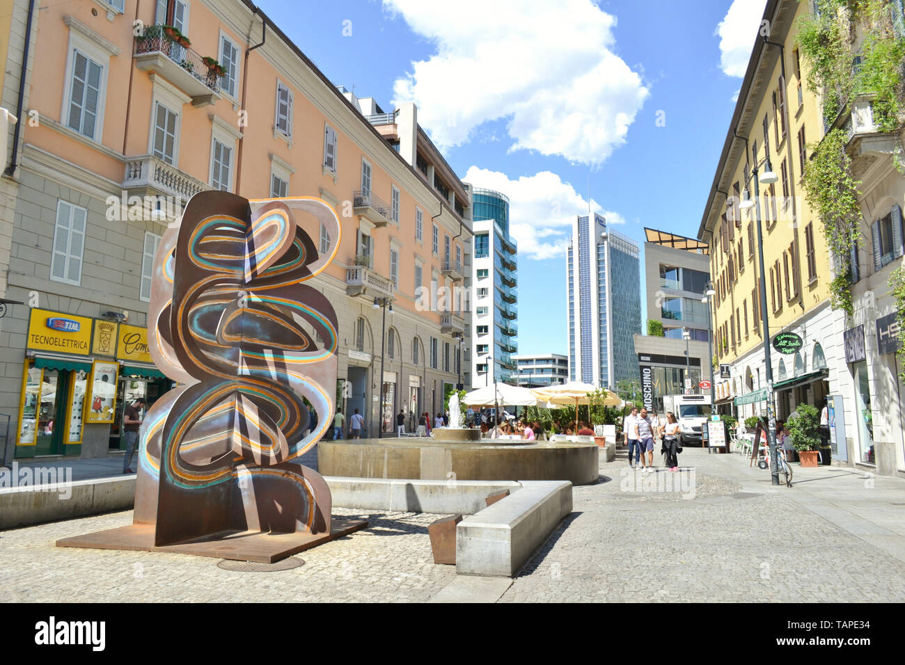 Milano/Italia - Luglio 15, 2016: Fontana, scultura astratta e ristoranti del Corso Como a Milano in una soleggiata giornata estiva. Foto Stock