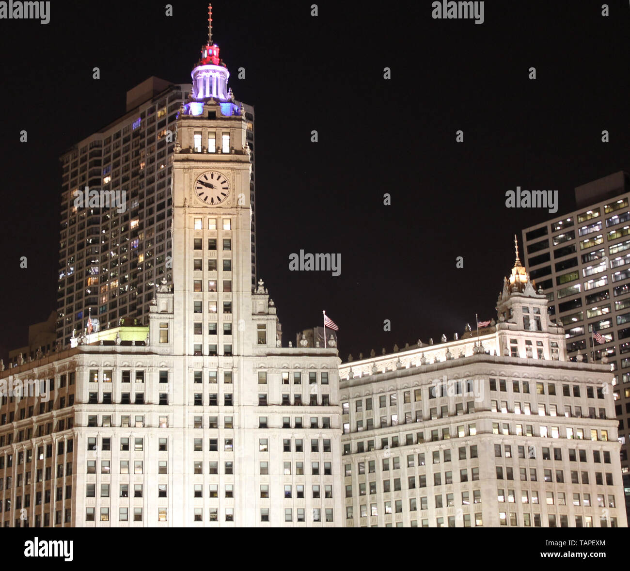 Il Wrigley Building, uno storico edificio sul fiume di Chicago e Michigan Ave a Chicago, Illinois, Stati Uniti d'America di notte Foto Stock