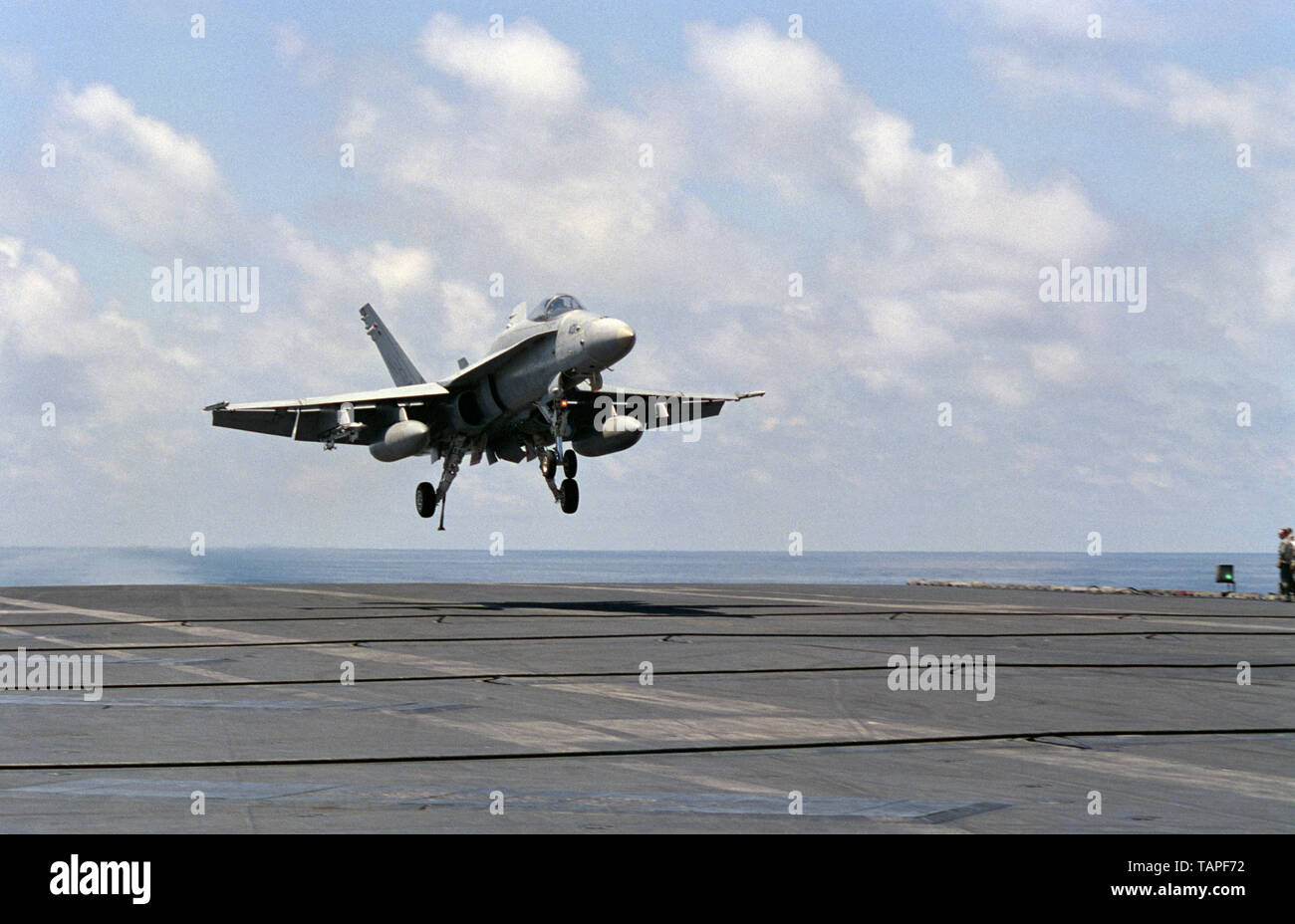 1 novembre 1993 operazione continuare speranza. Un F/A-18 Hornet atterra sulla portaerei della marina statunitense USS Abraham Lincoln nell'Oceano Indiano, a 50 miglia da Mogadiscio, Somalia. Foto Stock