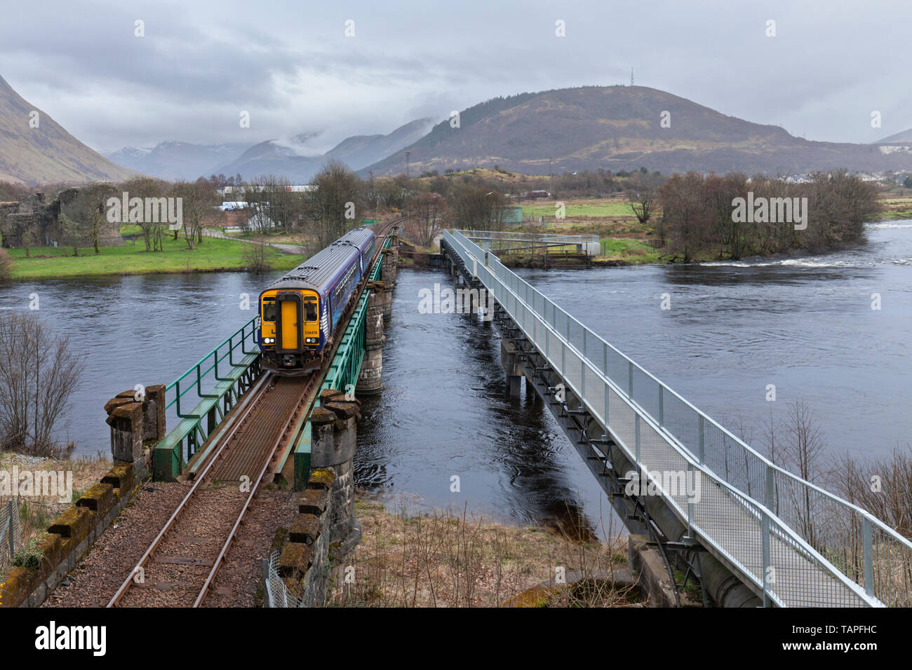 Classe Scotrail 156 sprinter treno attraversando Lochy viadotto, Fort William, fiume Lochy con un Glasgow Queen Street a Mallaig treno Foto Stock