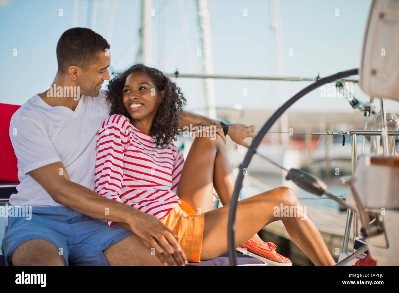 Coppia giovane relax e divertimento durante la navigazione a vela. Foto Stock