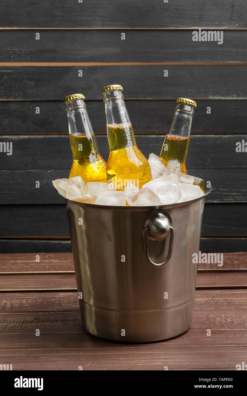 Benna di birra sul tavolo di legno Foto Stock
