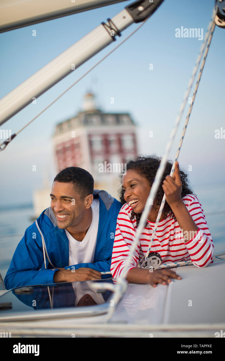 Felice coppia giovane relax e divertimento durante la navigazione a vela. Foto Stock