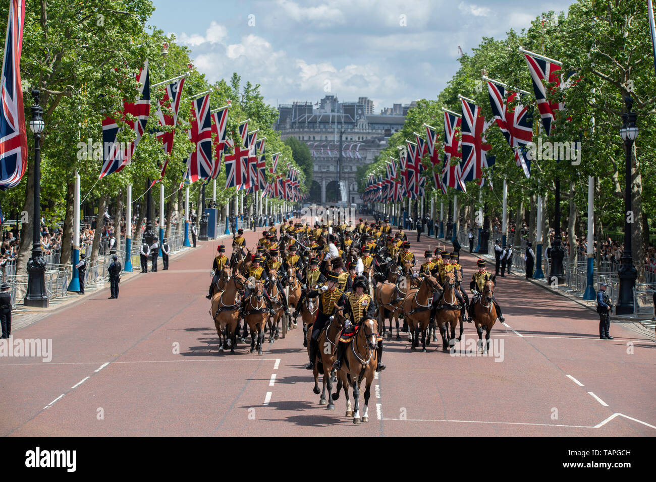 Londra, Regno Unito. 25 maggio 2019. I soldati del re truppa Royal Horse ride di artiglieria lungo il centro commerciale di ritorno da grandi generali di revisione. Foto Stock